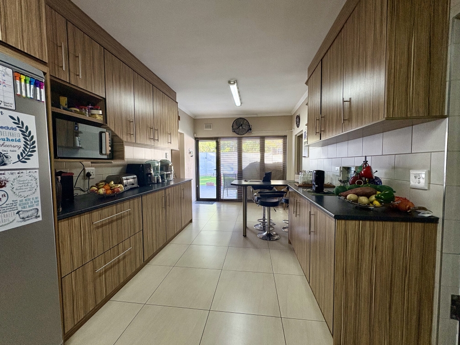 To Let 4 Bedroom Property for Rent in Protea Heights Western Cape
